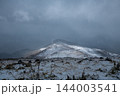 分厚い雲に覆われた冬の四国カルスト 144003541