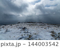 雲間から青空の見える雪山 144003542