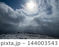 雲間から太陽が覗く冬の四国カルスト 144003543