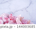 ピンクのフラワーリース(大理石背景) 144003685