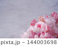 ピンクのフラワーリース(大理石背景) 144003698