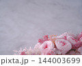 ピンクのフラワーリース(大理石背景) 144003699