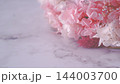 ピンクのフラワーリース(大理石背景) 144003700