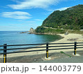 ガードレール越しに見える入り江の砂浜と青い海 緑の山と青空の海岸風景 写真素材 ガードレール越しに見える入り江の砂浜と青い海 緑の山と青空の海岸風景 写真素材 144003779