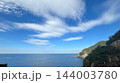 水平線まで広がる青い海と空いっぱいの筋状の雲 右手に緑の断崖 パノラマ 写真素材 水平線まで広がる青い海と空いっぱいの筋状の雲 右手に緑の断崖 パノラマ 写真素材 144003780