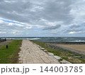 石畳の遊歩道が続く海辺 荒れた海に打ち寄せる白波と曇り空 横位置 写真素材 石畳の遊歩道が続く海辺 荒れた海に打ち寄せる白波と曇り空 横位置 写真素材 144003785