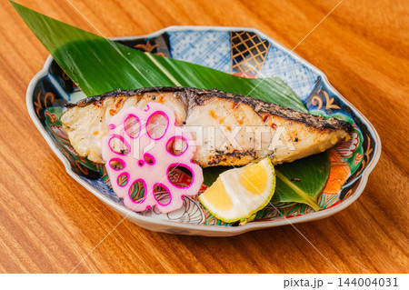 西京味噌の風味が香ばしくしっとり焼き上がったサワラの西京焼き 144004031