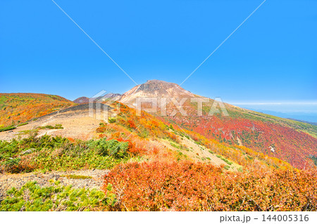 栃木県那須郡那須町 秋の紅葉に染まる茶臼岳 栃木県那須郡那須町 秋の紅葉に染まる茶臼岳 144005316