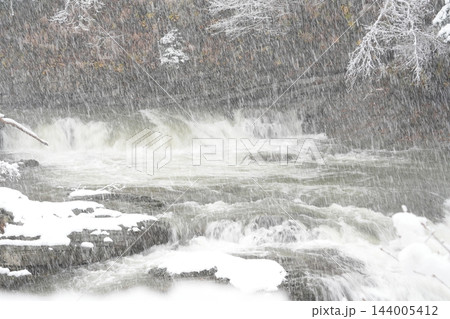 雪化粧した三段の滝と渓流 北海道芦別 雪化粧した三段の滝と渓流 北海道芦別 144005412