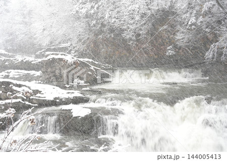 雪化粧した三段の滝と渓流 北海道芦別 144005413