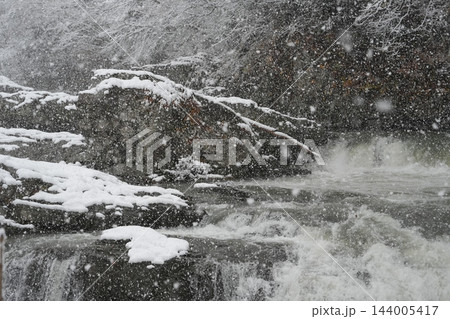 雪降る北海道芦別市 三段の滝の渓谷風景 雪降る北海道芦別市 三段の滝の渓谷風景 144005417