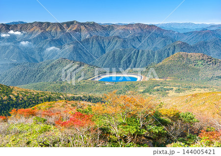 栃木県那須郡那須町　秋の紅葉に染まる日の出平から見る沼ッ原湿原 144005421