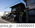 新旧の家屋が混在する、強い日差しが差し込む東京の閑静な住宅地 144006603