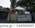 都市の空き家問題や老朽化のイメージ素材に最適な、木造建築の外観 144006605