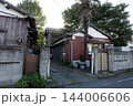 都市の空き家問題や老朽化のイメージ素材に最適な、木造建築の外観 144006606