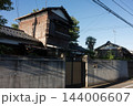 色あせた赤茶色の外壁と閉ざされた門扉、住宅街に残る昭和レトロな空き家 144006607