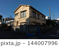 強いコントラストを描く光と影、都市部の老朽化した2階建て木造住宅 144007996