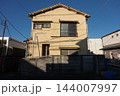 強いコントラストを描く光と影、都市部の老朽化した2階建て木造住宅 144007997