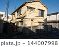 強いコントラストを描く光と影、都市部の老朽化した2階建て木造住宅 144007998