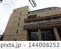落ち着いたベージュのタイル壁が特徴的な、逗子市役所の外観風景 144008252