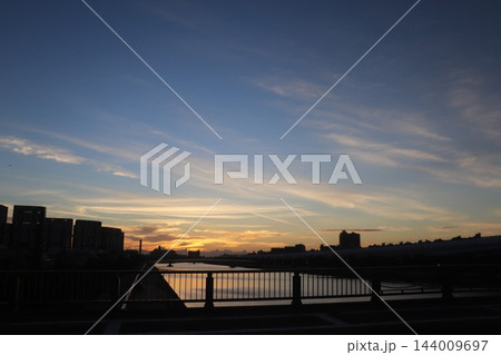 橋の上から見る夕焼け 橋の上から見る夕焼け 144009697