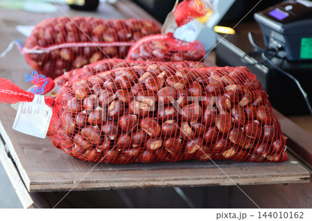 sale of exposed chestnuts 144010162