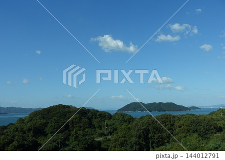 緑の木々と瀬戸内海の島々、青空が広がる爽快な風景 緑の木々と瀬戸内海の島々、青空が広がる爽快な風景 144012791