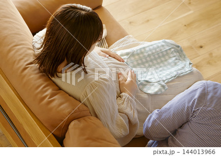 赤ちゃんの誕生を楽しみにしている若い夫婦 赤ちゃんの誕生を楽しみにしている若い夫婦 144013966