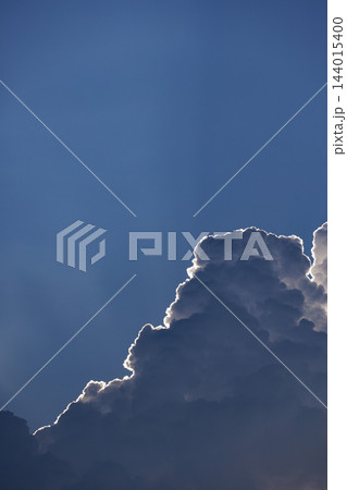 夏の夕暮れの強い太陽に照らされる入道雲の輪郭06 144015400