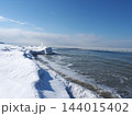 冬の北海道 青空の下に広がる雪と流氷の海岸風景 144015402
