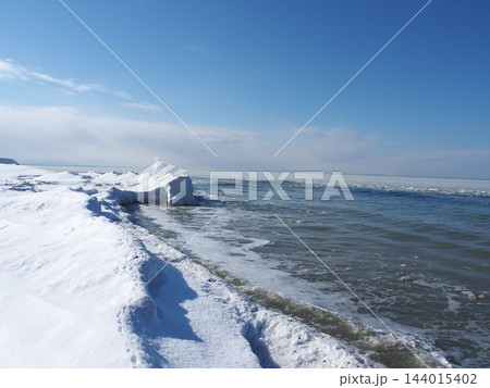 冬の北海道 青空の下に広がる雪と流氷の海岸風景 144015402