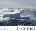 冬のオホーツク海 波に洗われる雪をまとった氷塊 144015403