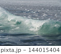 冬の北海道 青緑色に輝く氷と打ち寄せる波 144015404