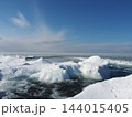 冬のオホーツク海 雪と氷に覆われた海岸の風景 144015405