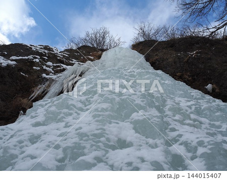 冬の北海道 網走・くじらの滝のアイスブルーの氷瀑 144015407