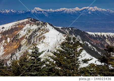 早春の四阿山山頂直下から見る根子岳と妙高・火打連峰と高妻山・戸隠山 早春の四阿山山頂直下から見る根子岳と妙高・火打連峰と高妻山・戸隠山 144015436