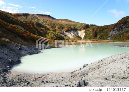 岩手県栗駒山 秋晴れの朝、紅葉に囲まれた乳白色の昭和湖 岩手県栗駒山 秋晴れの朝、紅葉に囲まれた乳白色の昭和湖 144015587