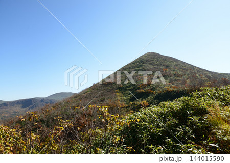 岩手県栗駒山 登山道から眺める色づき始めた秣岳 144015590