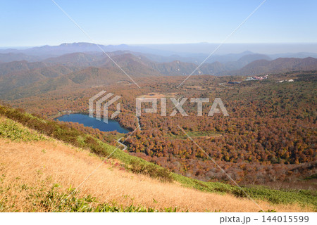 岩手県栗駒山天馬尾根ルートから須川湖と須川高原温泉の眺め 144015599