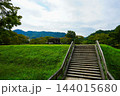 青空と緑に囲まれた飛鳥の石舞台古墳　奈良県 144015680