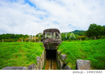 青空と緑に囲まれた飛鳥の石舞台古墳 奈良県 青空と緑に囲まれた飛鳥の石舞台古墳 奈良県 144015683