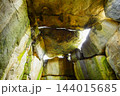 石舞台古墳の内部から見上げる巨大な組石と隙間からの光　奈良県 144015685