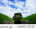 青空と緑に囲まれた飛鳥の石舞台古墳　奈良県 144015692