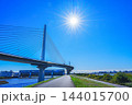 荒川土手に架かる首都高速ハープ橋 144015700