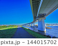 荒川土手から見る首都高速ハープ橋 144015702