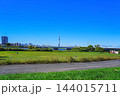 青空が広がる秋の荒川土手から望む風景 144015711