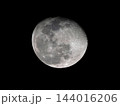 夜空に浮かぶ居待月 144016206