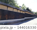古い町並みにある長い塀 144016330