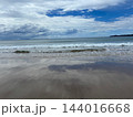雲間から青空がのぞく海と砂浜 144016668