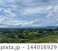 緑の丘をくねる道と広い空・のどかな田舎の風景 144016929